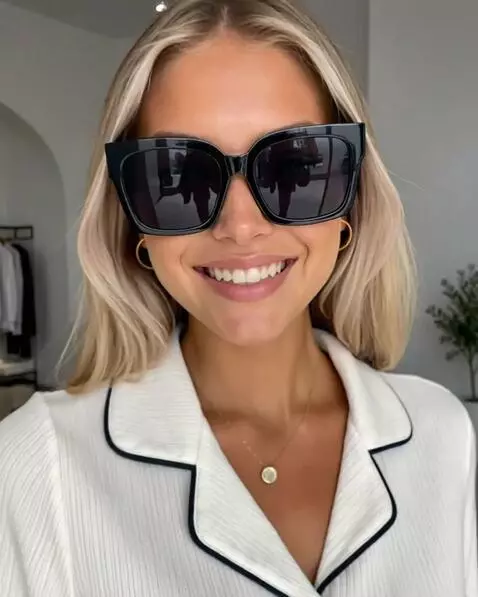 AI Video from prompt: THE REFERENCE GIRL'S FACE MUST REMAIN 100% IDENT