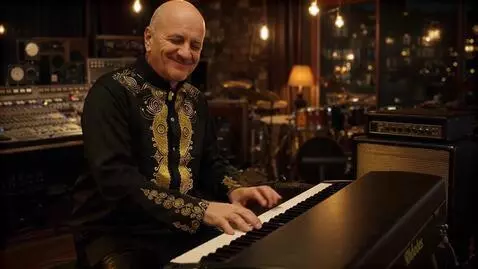 AI Video from prompt: man spelar piano