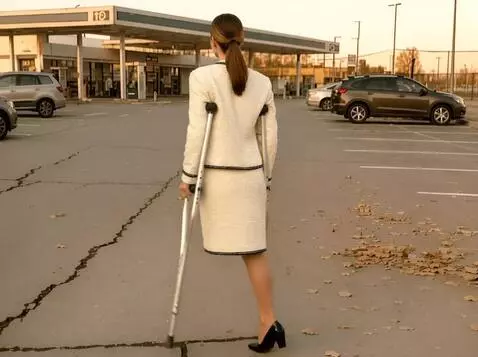 AI Video from prompt: The camera shoots a very beautiful one-legged wo
