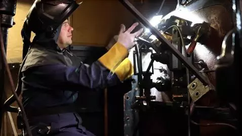 AI Video from prompt: man svetsar och jobbar