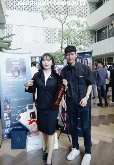 AI Video from prompt: Perempuan itu melepas pakaian nya dan mereka ber