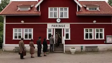 AI Video from prompt: människor köper biljett till tåg och sedan går d