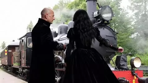 AI Video from prompt: man och gothica tjej dansar regtime dans framför