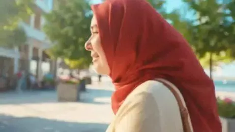 AI Video from prompt: güneşli bir günde rahatça yürüyor
