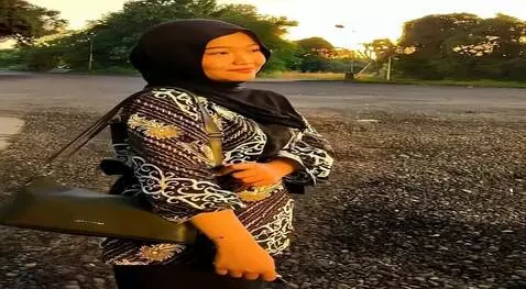 AI Video from prompt: Buatlah orang yang ada di Poto menjadi telanjang