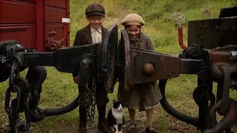 AI Video from prompt: animera baren leka med katt