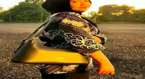 AI Video from prompt: Buatlah orang yang ada di Poto sedang melakukan 