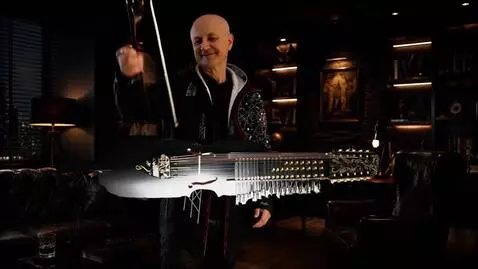AI Video from prompt: man spelar nyckelharpa (svensk instrument) med s