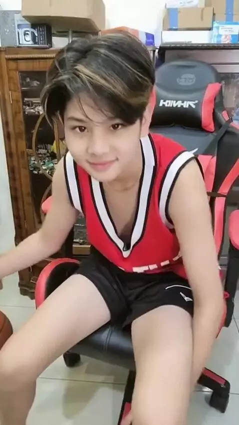AI Video from prompt: https://www.huge.com/cheesecake/184071-woman-pre