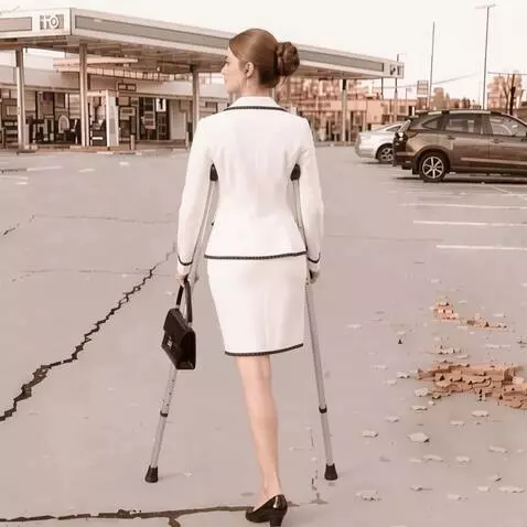 AI Video from prompt: The camera shoots a one-legged woman on crutches