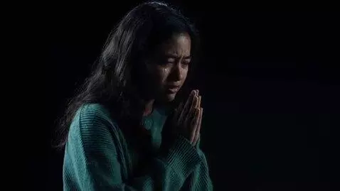 AI Video from prompt: A girl paraying in darkness and jesus 's light c