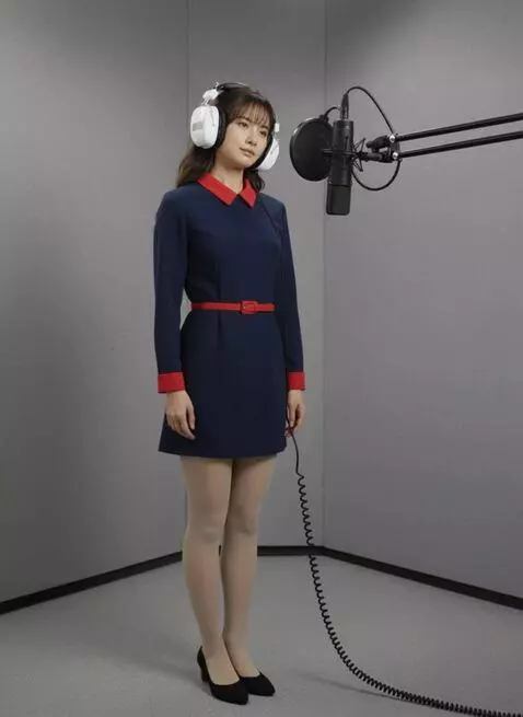 AI Video from prompt: Suddenly, the sound in her headphones turns off,