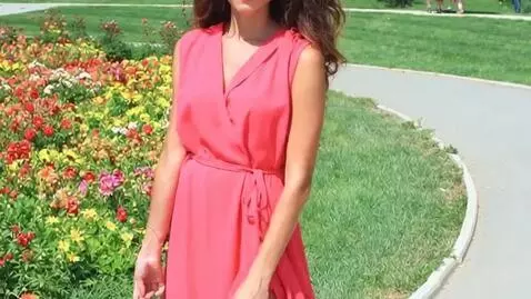 AI Video from prompt: The girl takes off her dress, there is nothing u
