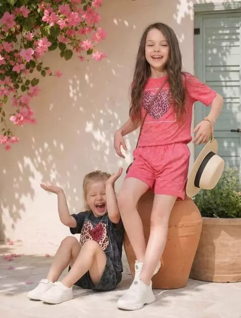 AI Video from prompt: bring the photo to life. The girls are laughing 