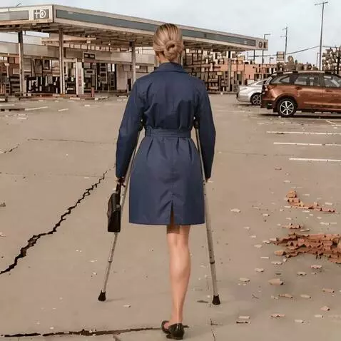 AI Video from prompt: The camera shoots a one-legged woman on crutches