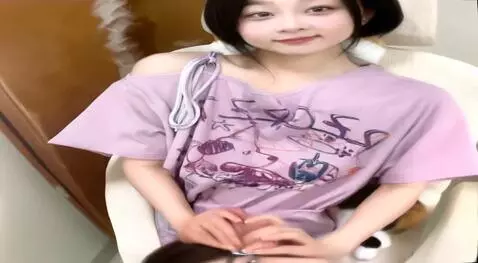 AI Video from prompt: seduce kiss smile