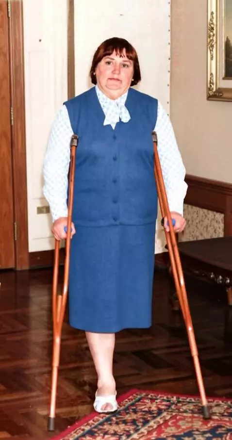 AI Video from prompt: The camera shoots a one-legged woman on crutches