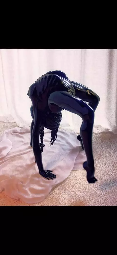 AI Video from prompt: This black alien creature is advancing to the ri