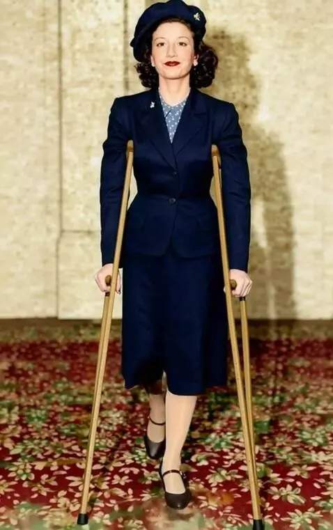 AI Video from prompt: The camera shoots a one-legged woman on crutches