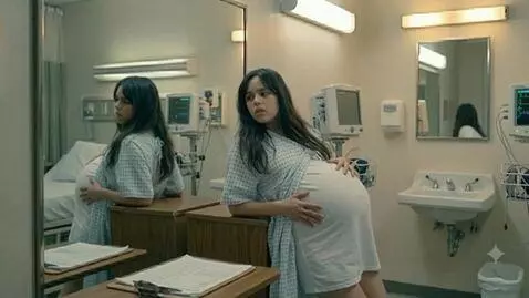 AI Video from prompt: A pregnant American woman is in her hospital roo