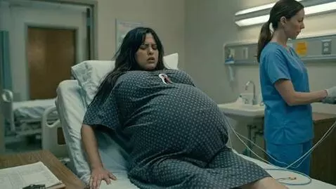 AI Video from prompt: A pregnant American woman is lying on the hospit