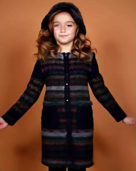 AI Video from prompt: dívka tančí disko