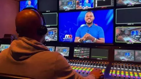AI Video from prompt: « Conserver intégralement la personne et sa tenu