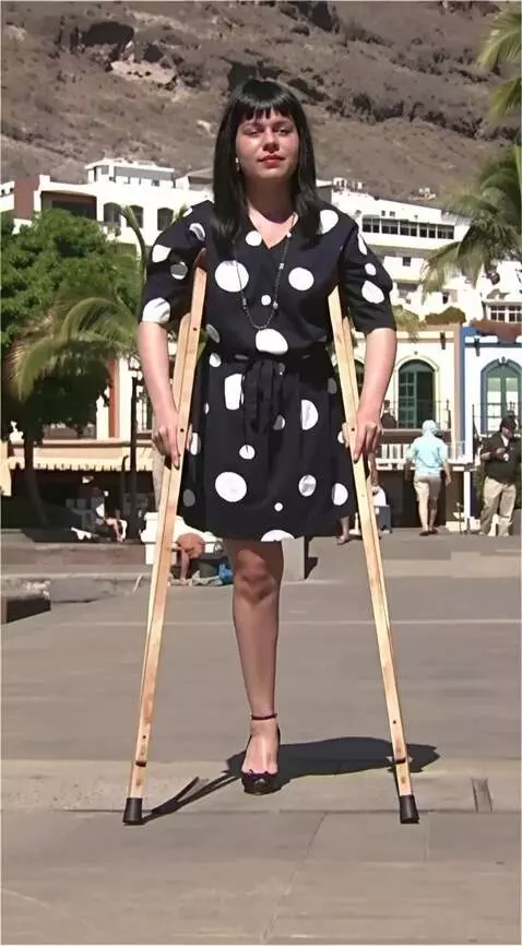 AI Video from prompt: A one-legged woman walks slowly toward the camer