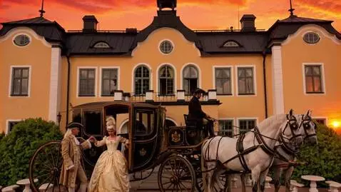 AI Video from prompt: man hjälper kvinna går ner från vagnen