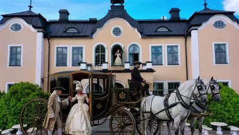 AI Video from prompt: man hjälper kvinna går ner från vagnen, och kvin