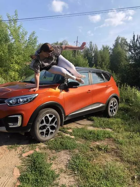 AI Video from prompt: a woman climbed onto the roof of a car and start