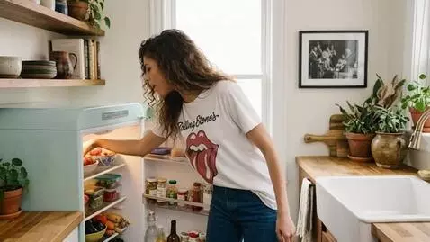 AI Video from prompt: An American woman is looking for food in the fri