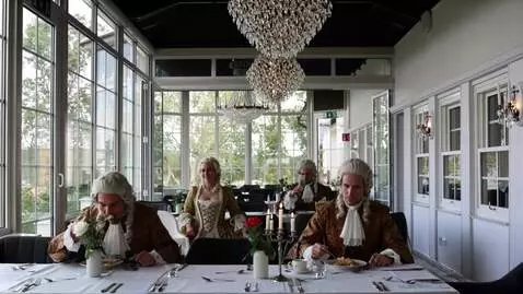 AI Video from prompt: människor pratar och äter middag