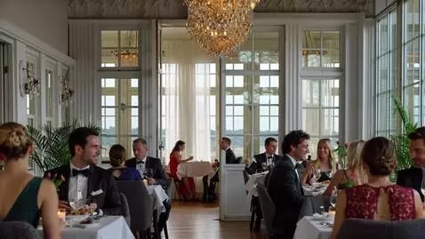 AI Video from prompt: människor pratar med varandra och äter middag