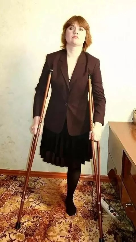 AI Video from prompt: A one-legged woman walks slowly toward the camer