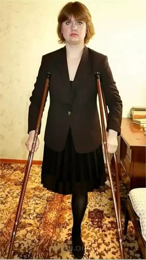 AI Video from prompt: A one-legged woman walks slowly toward the camer