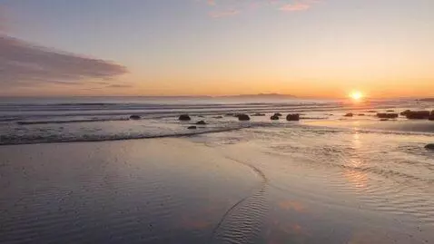 AI Video from prompt: Ambient + Isochronic laufen durch Whisper‑Affirm