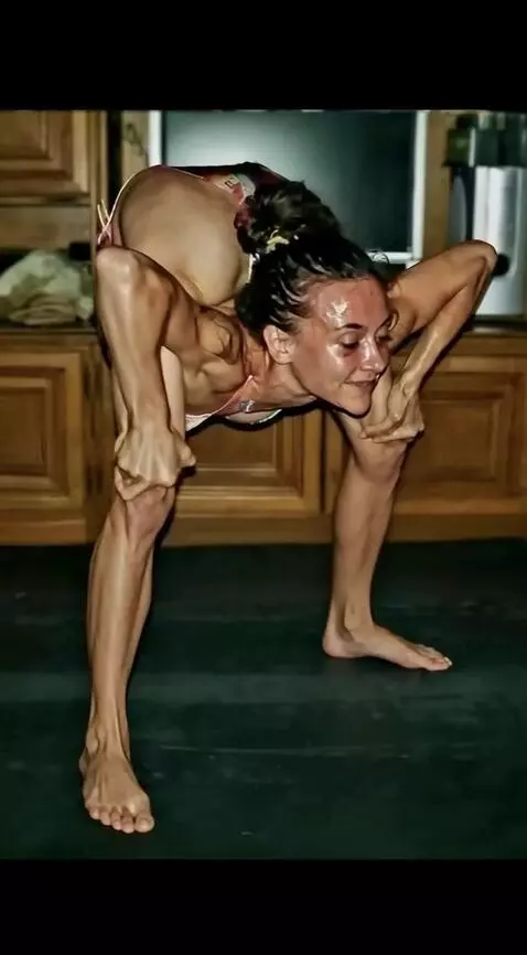 AI Video from prompt: Dont stand up and Keep the pose unchanged,  turn