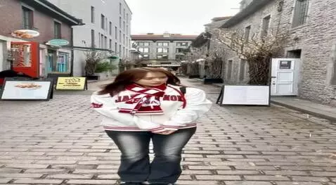 AI Video from prompt: Her tweaking her ass
