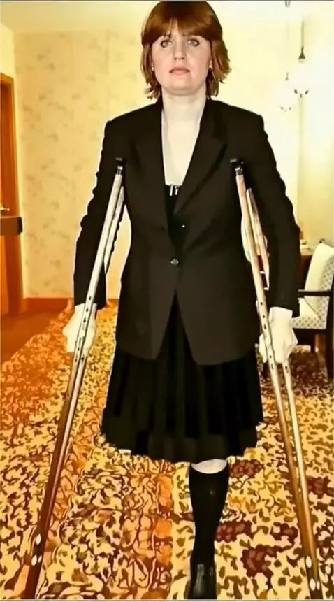AI Video from prompt: A one-legged woman walks unhurriedly toward the 