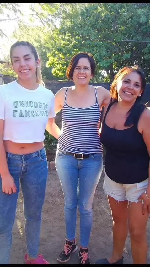 AI Video from prompt: The two women on the side leave,the woman in the