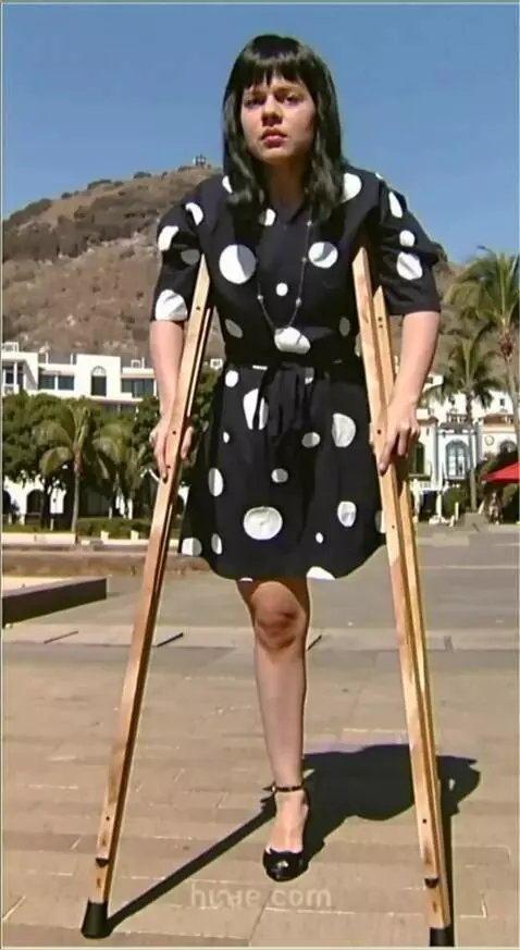 AI Video from prompt: A one-legged woman walks slowly toward the camer