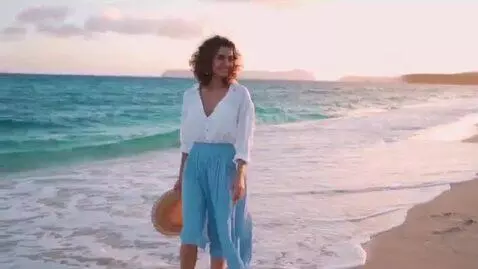AI Video from prompt: Girl in beach in skirt