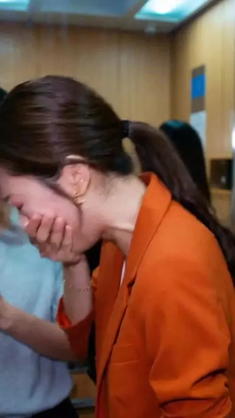 AI Video from prompt: Strepsils Chesty Cough Advertisement – 4 Seconds