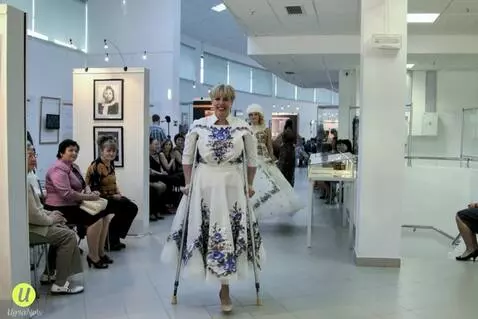 AI Video from prompt: A one-legged woman in the white dress with blue 