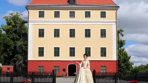 AI Video from prompt: kvinna i barock klädning vinkar åt oss välkommen