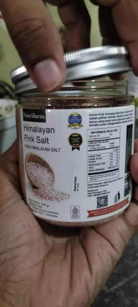 AI Video from prompt: A close-up shot of a premium Himalayan Pink Salt