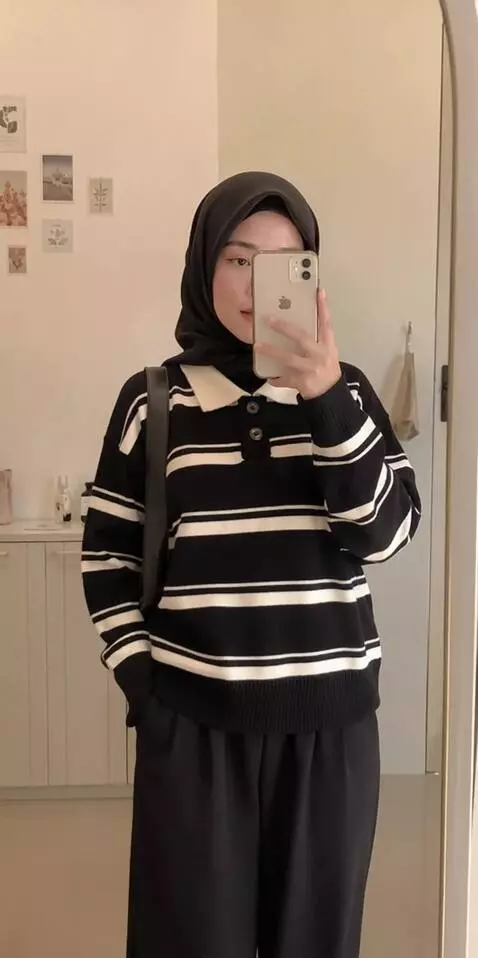AI Video from prompt: make a stylish model in front of the mirror whil