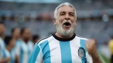AI Video from prompt: presidente lula com a camisa da argentina torcen