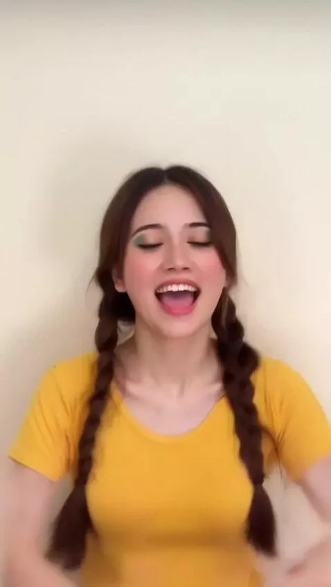 AI Video from prompt: This girl do dance
